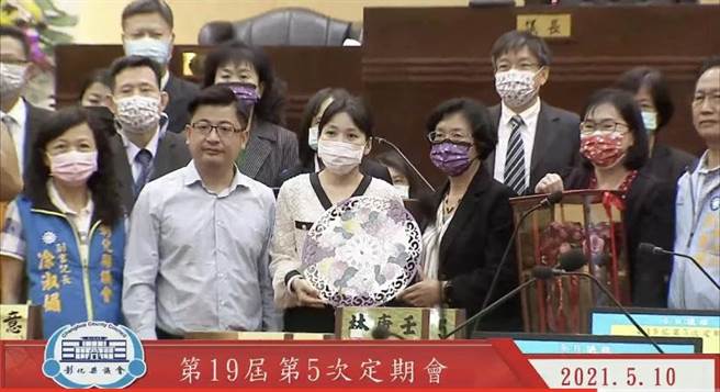 彰化县议员温芝桦在议会致赠县府团队及县长王惠美深具意涵的手工艺品。（温芝桦提供／吴敏菁彰化传真）
