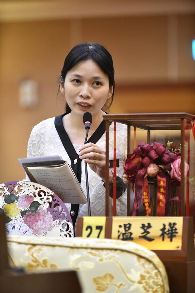 彰化县议员温芝桦在议会致赠县府团队及县长王惠美深具意涵的手工艺品。（温芝桦提供／吴敏菁彰化传真）