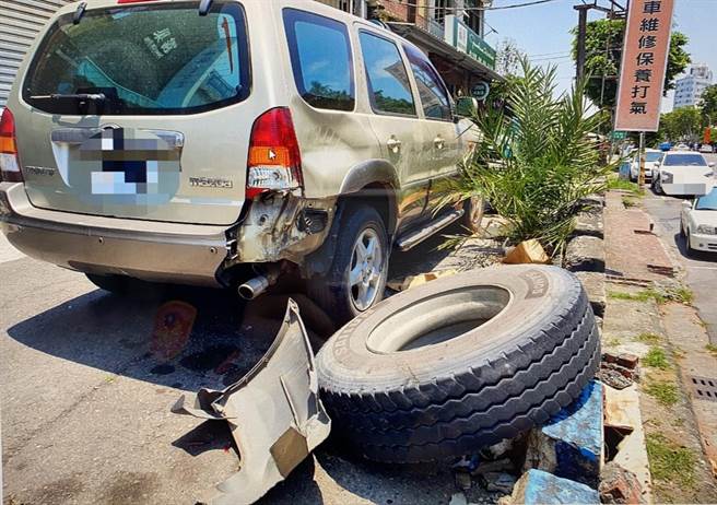 王男駕駛的砂石車左後輪脫落，意外一路向前滾動，撞上無辜的單車老翁與路旁的小客車後方保險桿才停止。（讀者提供／程炳璋台南傳真）