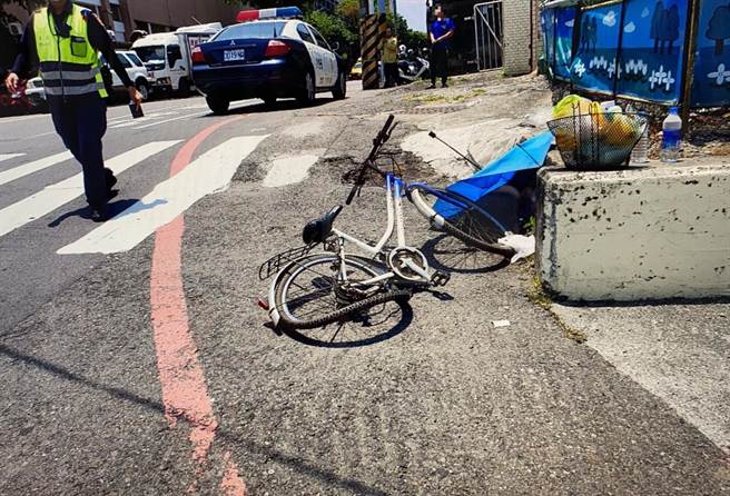 許姓老翁的單車被輪胎撞上摔落路口。（讀者提供／程炳璋台南傳真）