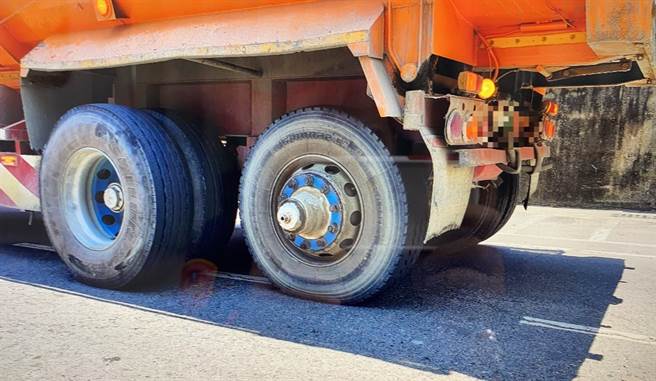 王男駕駛的砂石車左後輪脫落。（讀者提供／程炳璋台南傳真）