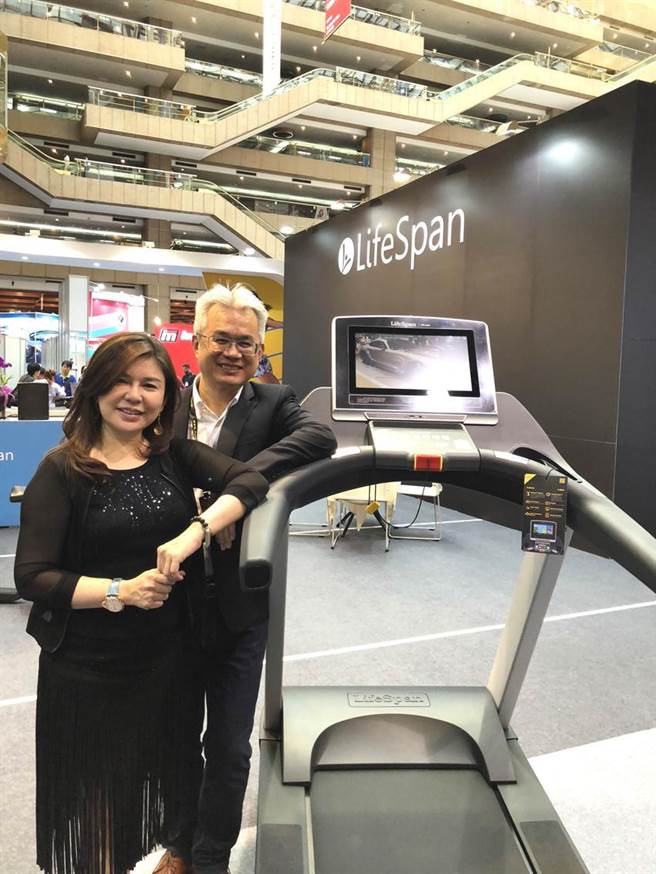 明跃国际董事长吴树曜（右）与其妻、董事王绚臻（左）。（图／刘朱松）
