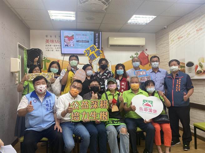 「弘爷汉堡泰山公益早餐店」10日上午于泰山民生路热情开幕，立委洪孟楷、新北市议员宋明宗、泰山区长林庆丰等人都到场（戴上容摄）