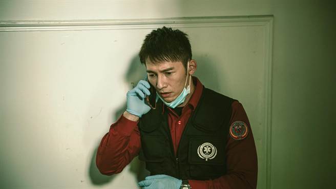 溫昇豪在《火神的眼淚》中陷入破門與否的兩難。（公視、myVideo提供）