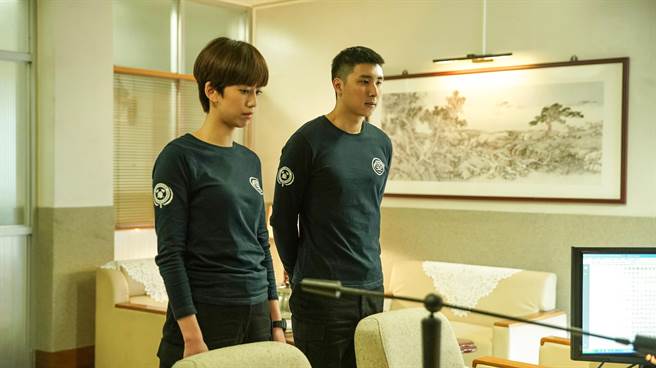 胡釋安（右）因救護車車禍陷入賠償困境。（公視、myVideo提供）