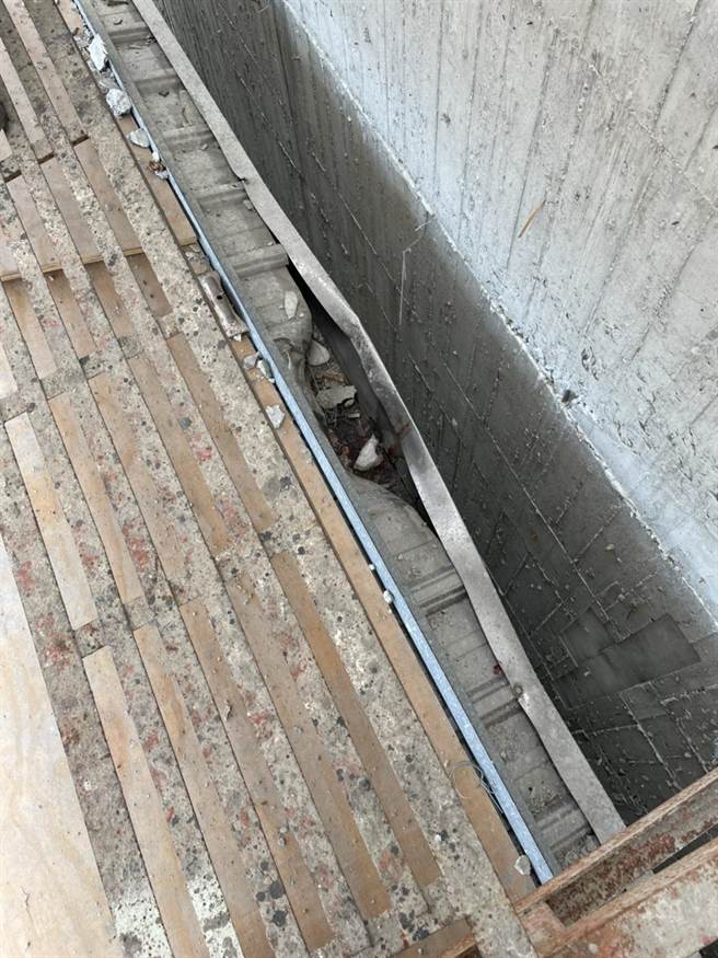 黄男卡在2楼鹰架处，工地主任呼叫并无回应。（民眾提供）