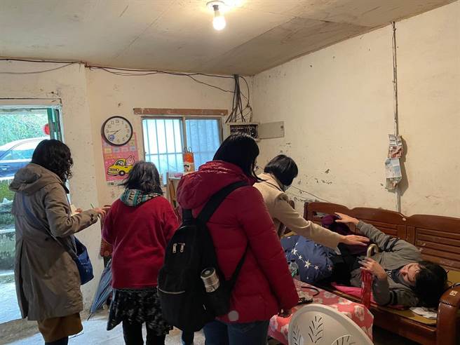 文山社福中心媒合到新莊仁濟醫院精神科莊醫師（左1）上山為案家做居家醫療。（社會局提供）