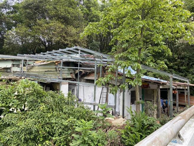朋家建設的鐵工師傅幫石碇十八重溪偏區母子的破屋重新架設鋼樑修繕。（社會局提供）