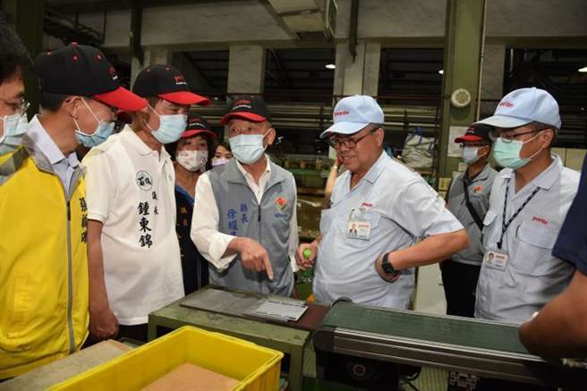 苗栗縣議長鍾東錦偕同全體議員，與苗栗縣長徐耀昌一同訪問保來得公司，由公司總經理朱秋龍（右二）接待講解。（苗栗縣政府提供／謝明俊苗栗傳真）