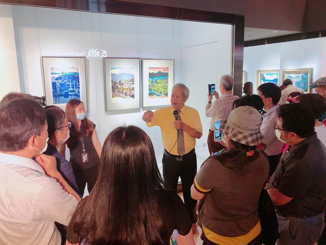 中友時尚藝廊舉辦「情深中友-倪朝龍油畫版畫個展」，這次展覽中也將版畫的每個步驟展示出來，讓觀賞者能了解版畫如何形成」。（馮惠宜攝）