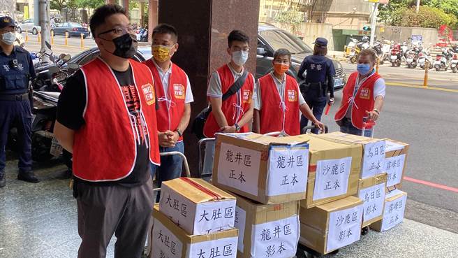 「刪Q總部」罷免台灣基進黨籍立委陳柏惟，將造冊3萬多份聯署書送交台中市選委會審核。（陳淑芬攝）