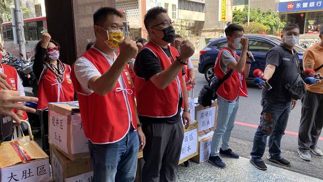 「刪Q總部」罷免台灣基進黨籍立委陳柏惟，將造冊3萬多份聯署書送交台中市選委會審核。（陳淑芬攝）