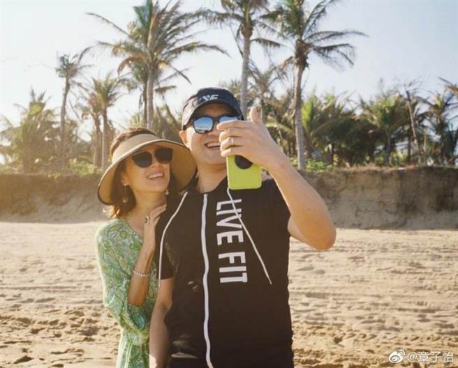 章子怡晒照庆祝结婚6周年，而这张自然的夫妻合照，恰好是由15岁继女小苹果所拍下。（图／取材自章子怡微博）