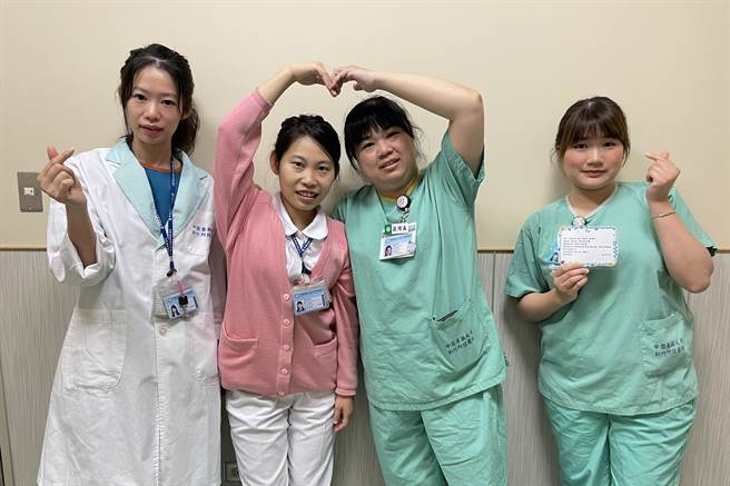 医大新竹附医护理师陈品洁（左自右）、内科病房小组长黄婕榕、加护病房护理长宋雅菁及护理师陈与蕙，荣获新竹县优良护理师。（罗浚滨摄）