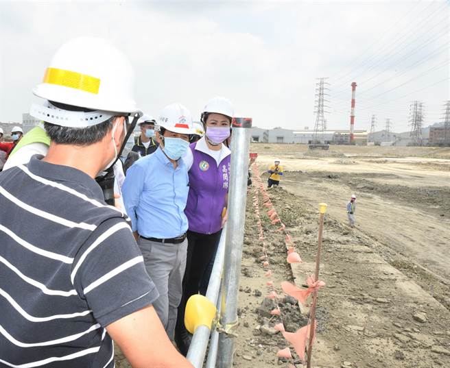 高雄市副市长林钦荣（左二）10日上午到冈山区五甲尾滞洪池视察工程进度。（林瑞益摄）