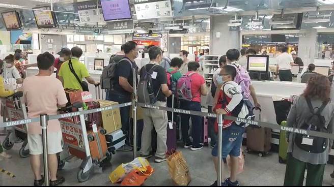 立榮航空1架台北飛馬祖的班機因主輪爆胎折返，松山機場跑道關閉停止起降，台金線有4架次約400名旅客受到影響。（讀者提供）