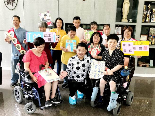 蔡佳麟（前排中）日前探访弱势团体。（咏丞建设提供）