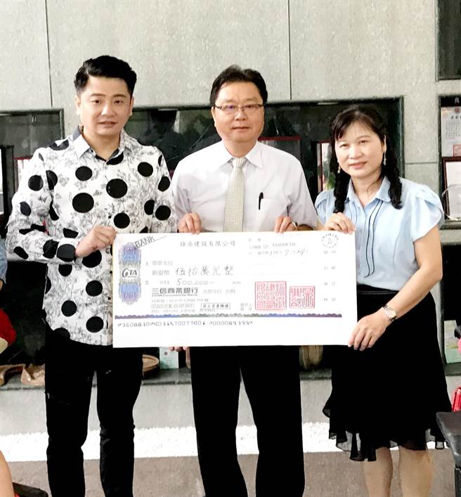 蔡佳麟（左）捐150万个唱盈余助弱势。（咏丞建设提供）