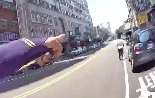 雾峰分局内新派出所员警，9日拦查一辆违规机车时，坐在后座的乘客，神情紧张，谎报一组身份证号后，拔腿就跑。（雾峰分局提供／黄国峰台中传真）