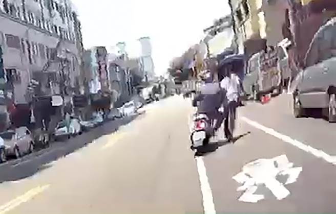 雾峰分局内新派出所员警，9日拦查一名徐姓男子，徐男拔腿就跑，一名民眾骑着机车追上徐男，并将他碰倒。（雾峰分局提供／黄国峰台中传真）