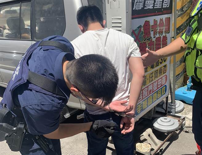 雾峰分局内新派出所员警，9日拦查一名徐姓男子，徐男拔腿就跑，经民眾帮助，员警将他上铐逮捕。（雾峰分局提供／黄国峰台中传真）