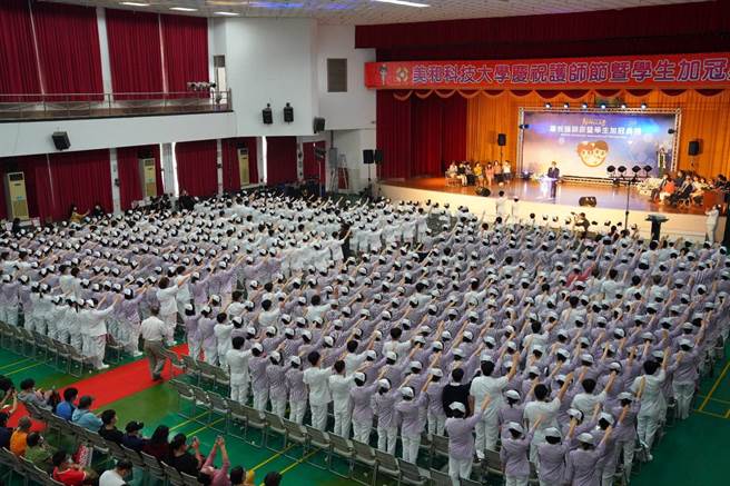 美和科技大學日前舉辦護理師加護典禮，現場549名護理系學生，替醫療產業注入新血。（圖/美和科大提供）
