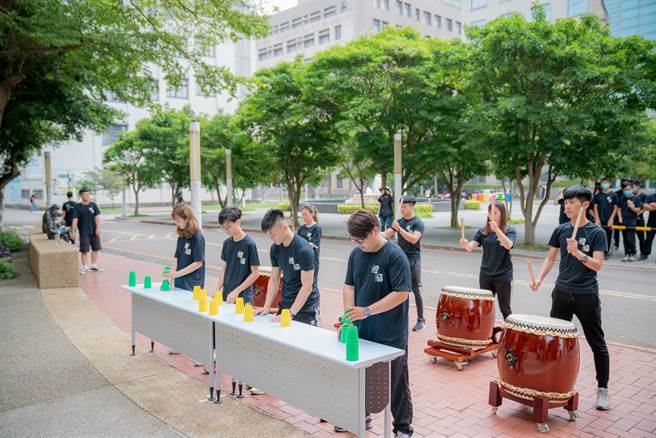明新科大運動管理系21日將舉行成果表演會，疊杯國手吳宜隆（左二）將疊杯結合太鼓一同表演，展現速度感及震撼力。（羅浚濱攝）