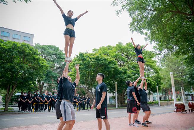 明新科大運動管理系21日將舉行成果表演會，競技啦啦隊將完整演出高難度動作，節目精彩可期。（羅浚濱攝）