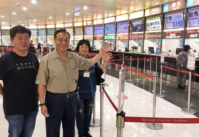 市议员杨正中等日前到台北转运站取经，建议水湳转运中心国道客运月台至少要80席，方能满足未来中部7县市需求。（市议员杨正中服务处提供）