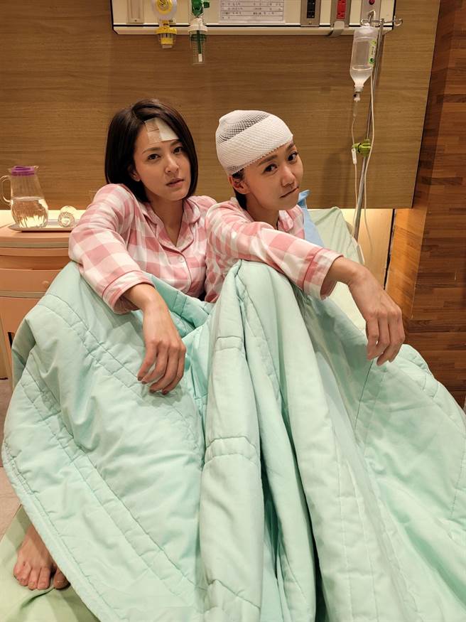 苏晏霈、何依霈剧中发生车祸。（民视提供）