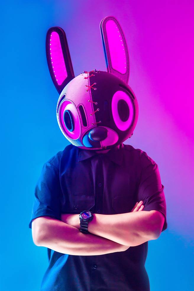 USAGii无厘兔戴着兔头造型头盔表演。（深宏文创提供）