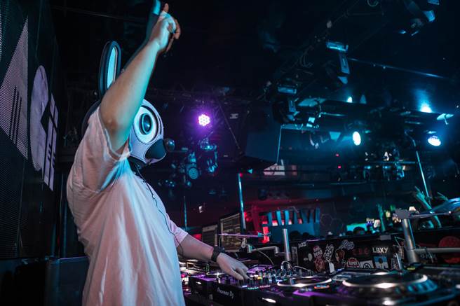 USAGii无厘兔戴着兔头造型头盔表演。（深宏文创提供）