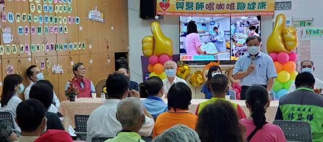 高雄林園地區身處石化工業區中，長期以來健康備受民眾關注，為提升照護在地人健康，以及年長者、慢性病患對醫療資源的需求，林園區長陳興發(右二)結合當地中西醫，攜手啟動「健康列車開向各關懷據點，與醫師喝咖啡聊健康」巡迴醫療，為中老年人的健康保健、用藥安全等議題把關。（劉宥廷攝）