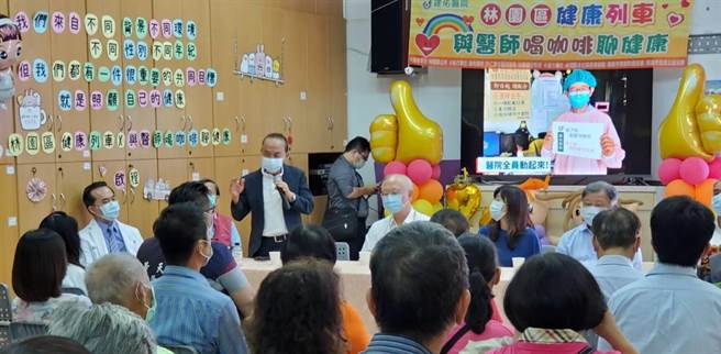 建佑醫院長許義郎(左三)指出，身為地區醫院，肩負起林園鄉親的健康是我們的責任，盼透過本次活動能夠讓多元的衛教及用藥知識進一步走入社區。（劉宥廷攝）
