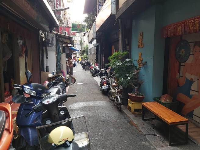 北市万华区西园路男子遭酒瓶割伤送医。（图/民眾提供）