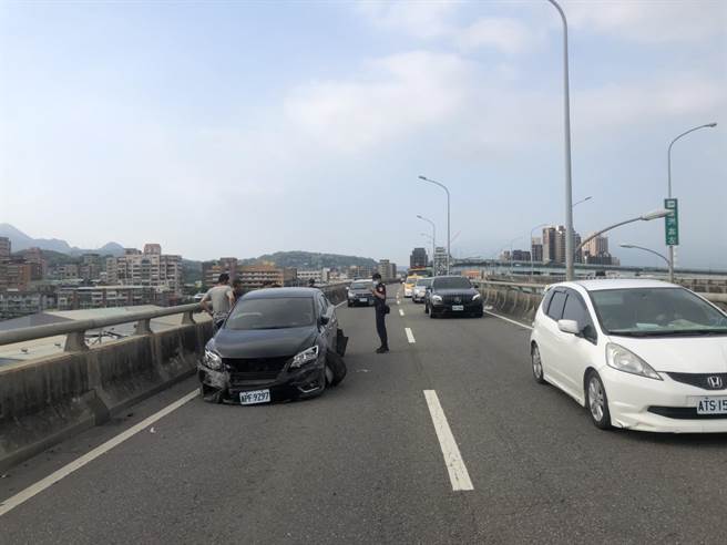 台64線五股段轎車車禍　釀雙向車流回堵2.5公里(交通局提供／戴上容新北傳真)