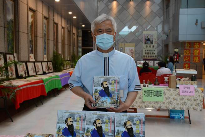 台東馬偕醫院牧師潘稀祺，在屆齡退休前出版「李庥傳」。（馬偕提供） 