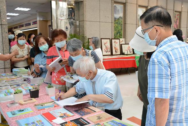 台東馬偕醫院牧師潘稀祺，在屆齡退休前出版「李庥傳」。（馬偕提供）