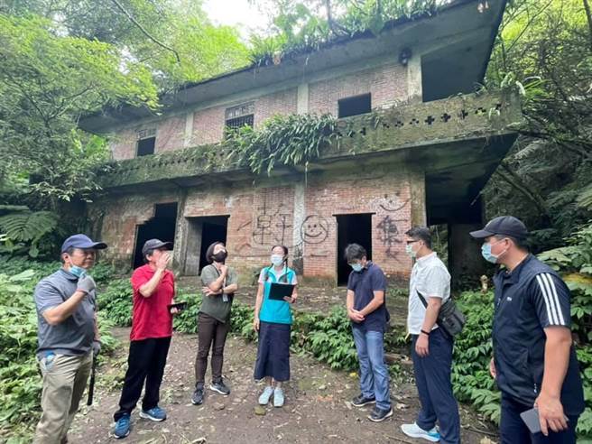 相關單位商討如何保護及避免民眾破壞大溪順和煤礦遺址。(呂筱蟬攝)