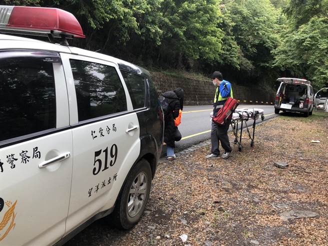 仁爱乡警消通力合作，在公路接驳病患送医。（仁爱警分局提供／廖志晃南投传真）