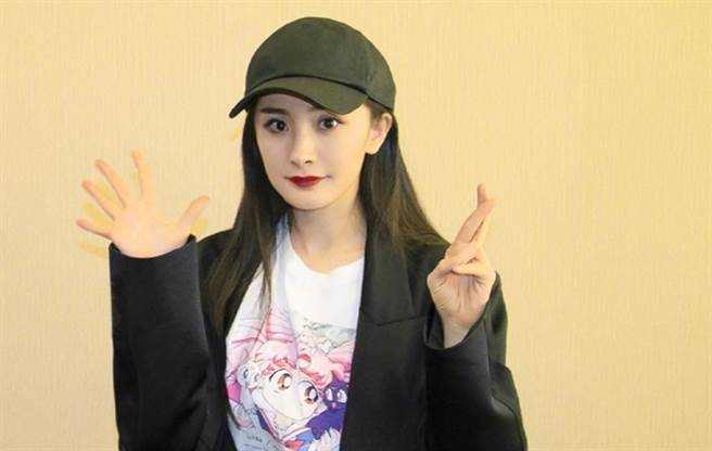 杨幂连续两次念错单字，被大陆网友酸爆。（图／微博@杨幂）
