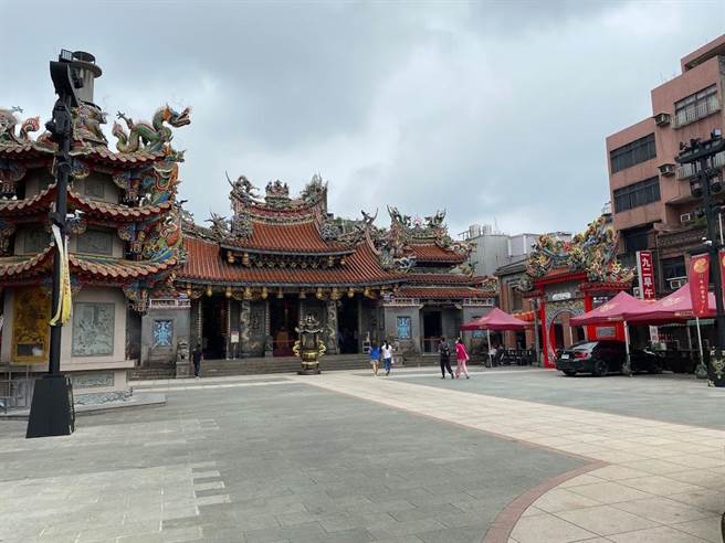 桃园大庙重现大庙埕露天电影，28日将放映修復片《风儿踢踏踩》。(蔡依珍摄)