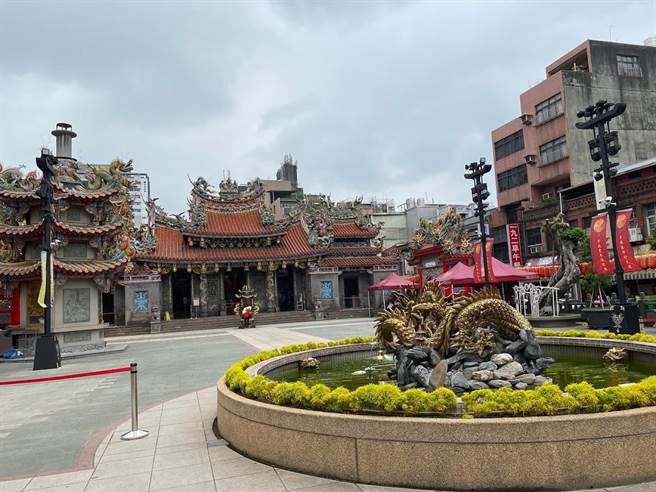 桃园大庙重现大庙埕露天电影，28日将放映修復片《风儿踢踏踩》。(蔡依珍摄)