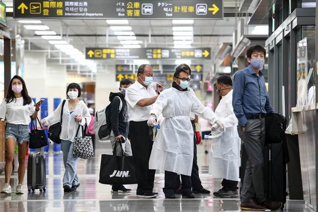 立荣航空B79091，10自松山起飞要到南竿，但飞抵南竿时第一次落地就爆胎，所以紧急重飞，最选择返航飞回松山。导致原本有29名自印度出发，搭乘日本航空JL 97航班，经日本转机返台，表定10日早11：20抵达松山机场，后来因此事件，转降桃园机场，原本待命的地勤人员也因此解除任务。（邓博仁摄）