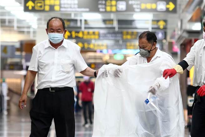 立荣航空B79091，10自松山起飞要到南竿，但飞抵南竿时第一次落地就爆胎，所以紧急重飞，最选择返航飞回松山。导致原本有29名自印度出发，搭乘日本航空JL 97航班，经日本转机返台，表定10日早11：20抵达松山机场，后来因此事件，转降桃园机场，原本待命的地勤人员也因此解除任务。（邓博仁摄）