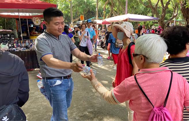 陳柏惟邀顏寬恒上他的直播，說純請益、不鬥嘴。顏寬恒陣營則回應表示，請多花時間在選民，直播，我們不會去。（翻攝自顏寬恒臉書／黃國峰台中傳真）