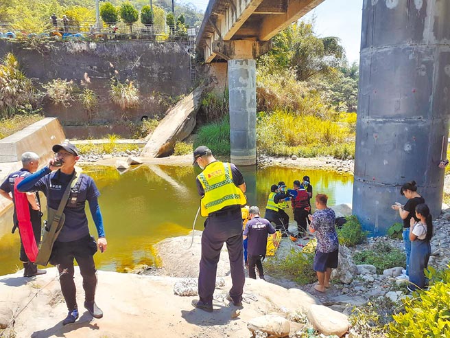 李姓男子9日与妻子、3名子女、妻舅共6人，前往太平区头汴坑溪烤肉，次子不幸溺毙，消防人员搜救时，家属在岸上焦急双手合十、不断祈求。（台中市消防局提供／张妍溱台中传真）