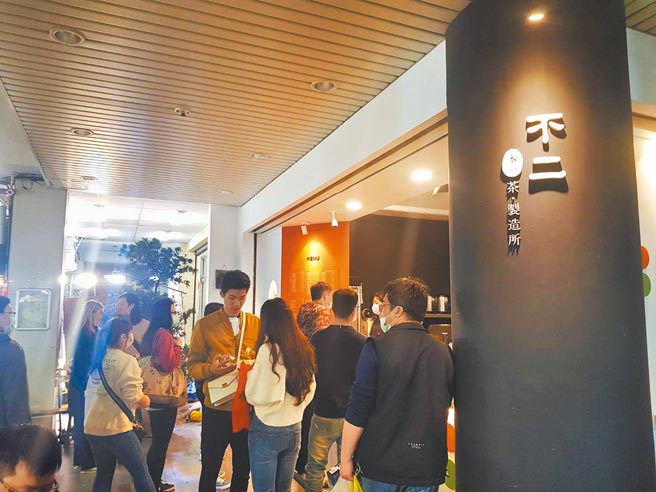 2020年10月蕭清元串聯鹽埕區在地24家特色飲料店，推出「奶茶一條街」活動，吸引大批觀光客。（蕭清元提供／袁庭堯高雄傳真）