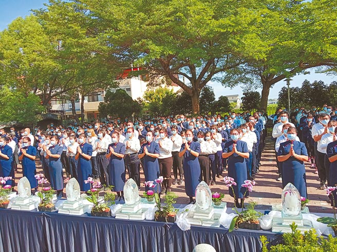 慈济基金会在母亲节举办「佛诞节、母亲节、全球慈济日」三节合一浴佛活动。（慈济基金会提供／林欣仪南投传真）