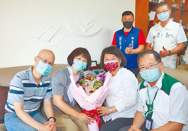 嘉义市长黄敏惠（右二）送康乃馨祝贺李仰天夫妇（左一、二）母亲节快乐。（廖素慧摄）